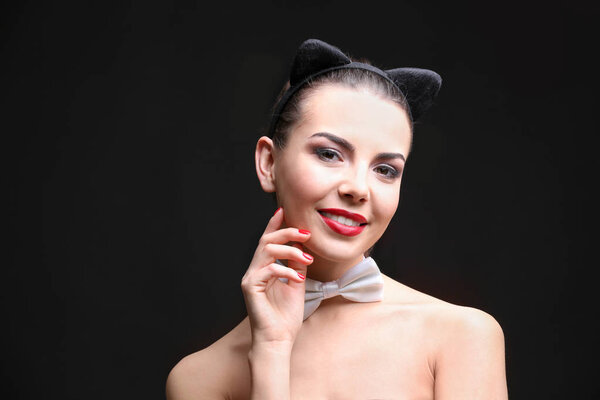 молодая женщина с кошачьими ушами
 