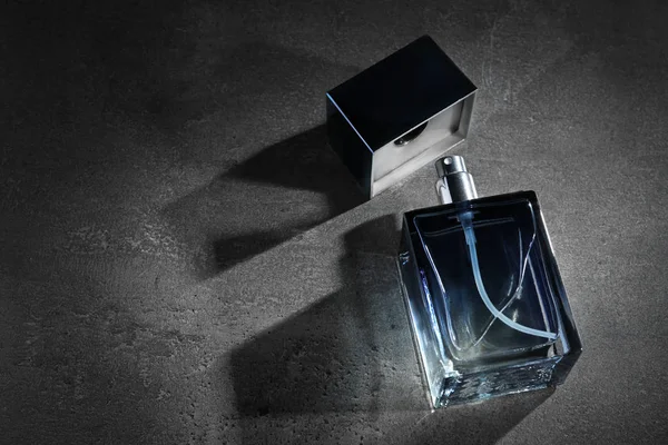 Hermosa composición con botella de perfume — Foto de Stock