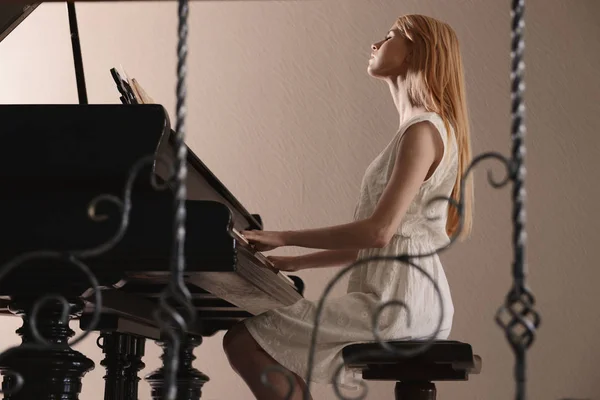 Nő zongorázni — Stock Fotó