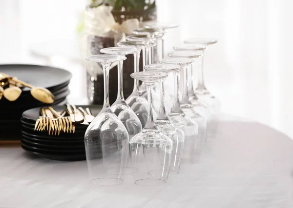 Dishware masada bir set — Stok fotoğraf