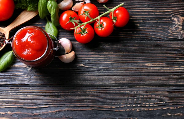 Ketchup in barattolo e ingredienti — Foto Stock