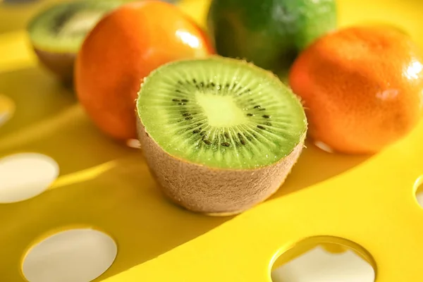 Hälften av kiwi med mandariner — Stockfoto