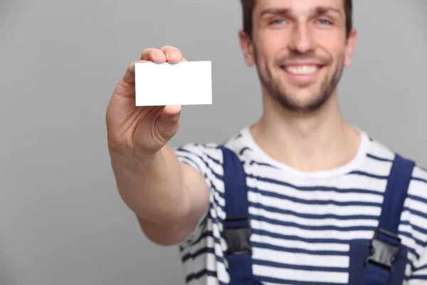 Trabajador guapo con tarjeta de visita — Foto de Stock