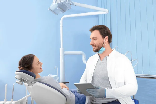 Young woman visiting dentist at clinic — Stock Photo, Image