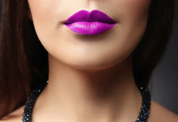 Maquillaje lila en los labios — Foto de Stock
