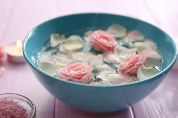 Bowl with flower petals on water — Stock Photo, Image