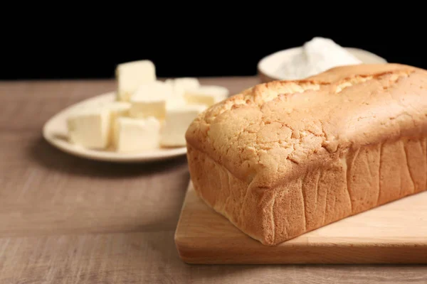 Leckerer Butterkuchen auf dem Tisch in der Küche — Stockfoto