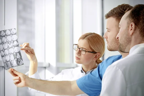 Groep van artsen kijken naar roentgenogram in kliniek — Stockfoto