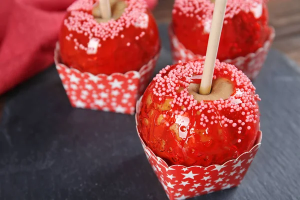 Plato de pizarra con manzanas dulces — Foto de Stock