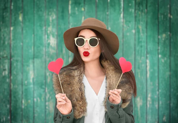 Belle jeune femme avec décor de fête — Photo