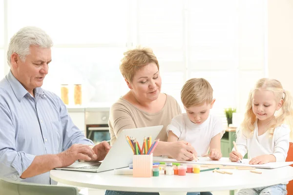 Abuelos y nietos pasando tiempo juntos en casa — Foto de Stock