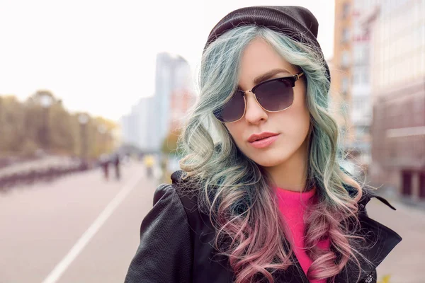 Trendy ideeën. Jonge vrouw met mint kleur accent in kapsel buiten — Stockfoto