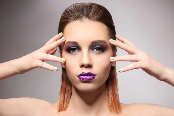 Ung kvinna med kreativa makeup — Stockfoto