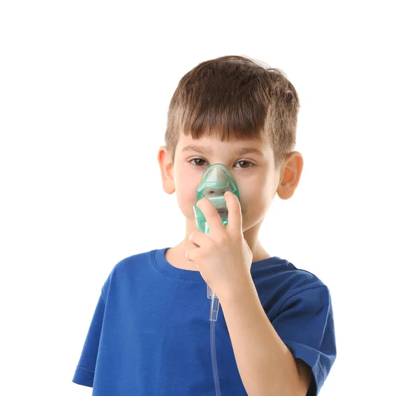 Niño pequeño usando nebulizador — Foto de Stock