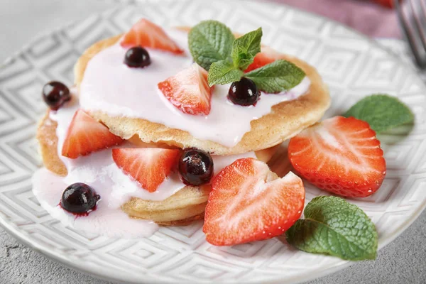 Deliciosos panqueques en plato — Foto de Stock