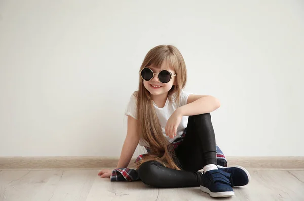 Мила маленька дівчинка — стокове фото