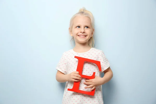 Schattig klein meisje met letter — Stockfoto