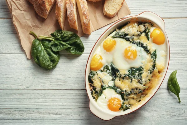 Приготовлені смачні яйця флорентійського — стокове фото