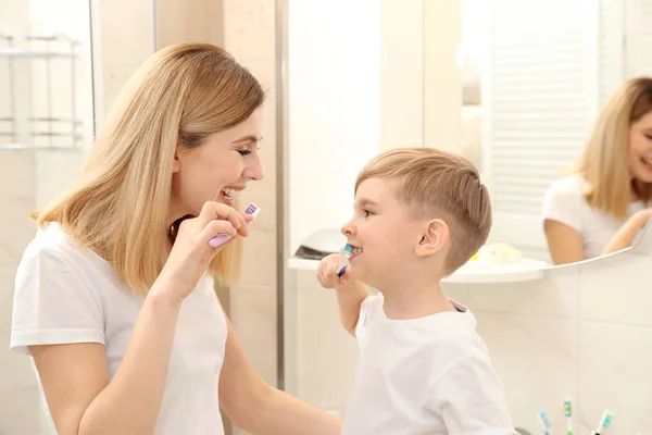 Mutter und glücklicher Sohn beim Zähneputzen — Stockfoto