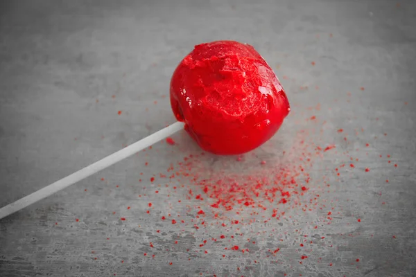 Manzana caramelo sobre fondo gris —  Fotos de Stock