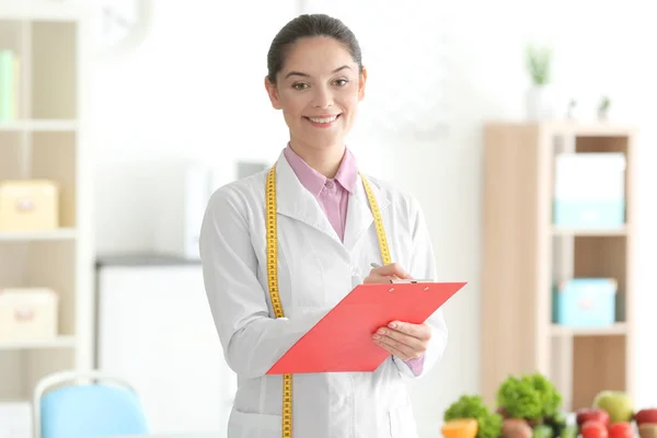 Giovane nutrizionista femminile — Foto Stock