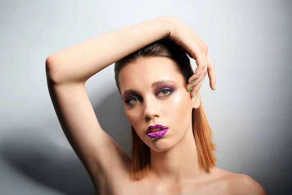 Ung kvinde med kreativ makeup - Stock-foto
