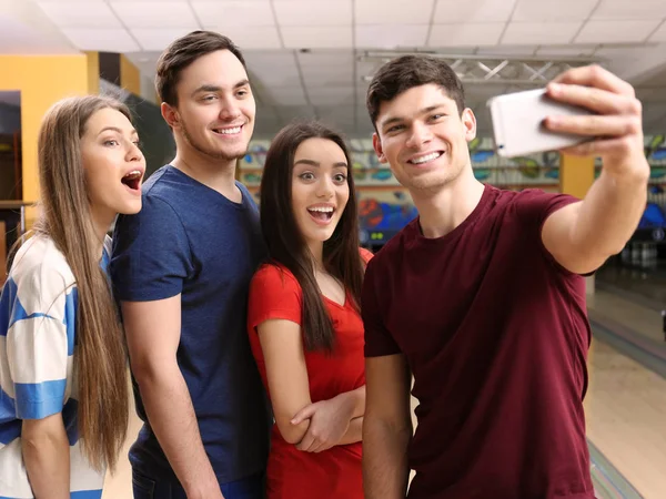 Amici che fanno selfie al bowling club — Foto Stock