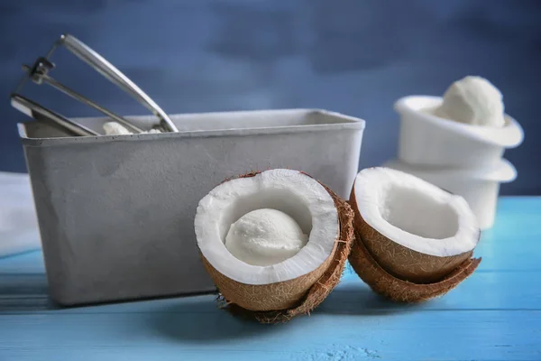 Coconut glass och färska mutter — Stockfoto
