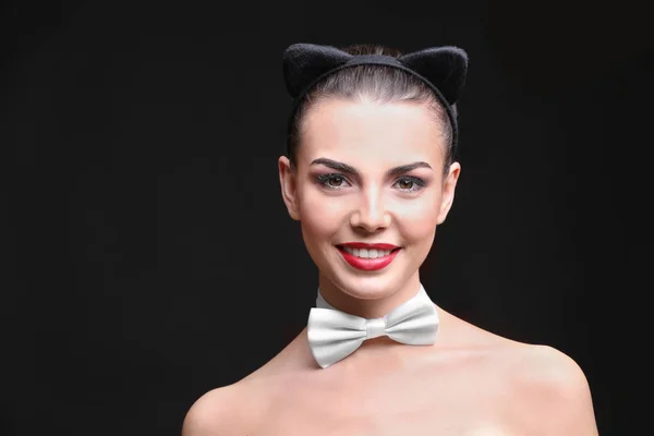 Jonge vrouw dragen kat oren — Stockfoto
