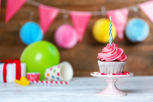 Delicioso cupcake con vela encendida —  Fotos de Stock