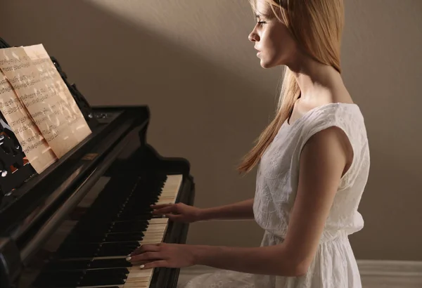 Kadın piyano — Stok fotoğraf