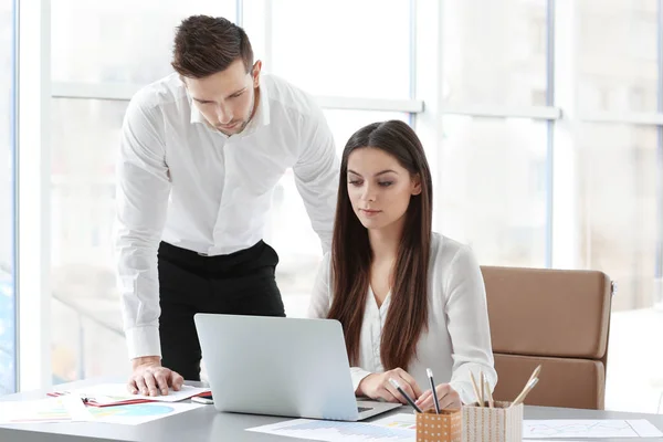 Gente de negocios trabajando en oficina — Foto de Stock