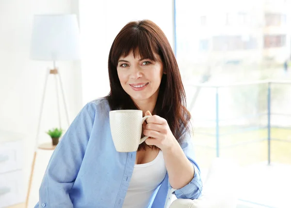 成熟的女人喝咖啡 — 图库照片