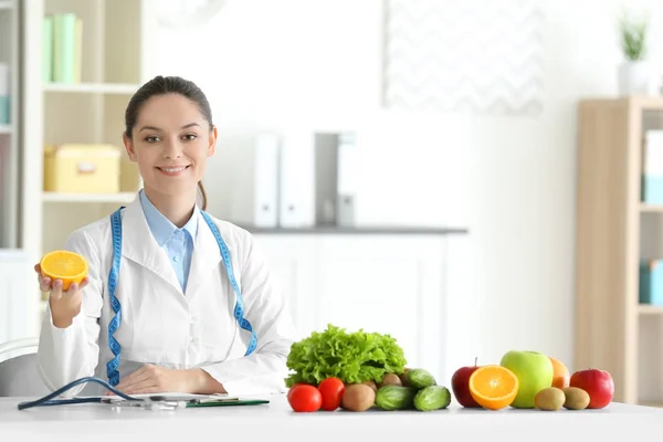 Giovane nutrizionista femminile — Foto Stock