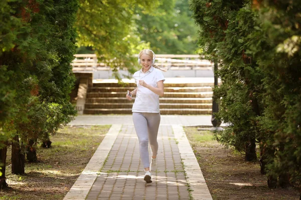 Mujer corriendo en parque — Foto de Stock