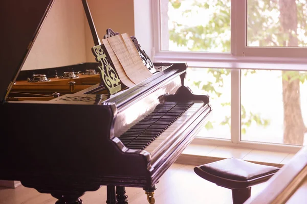 Zwarte piano op een lichte achtergrond — Stockfoto