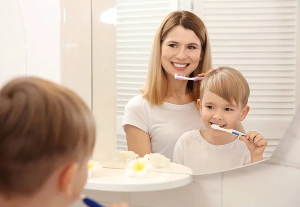 Mãe e filho feliz escovando dentes — Fotografia de Stock