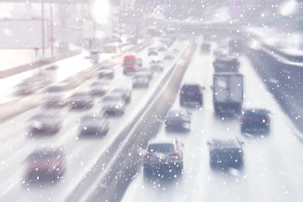 Stadsverkeer weg in de winter — Stockfoto