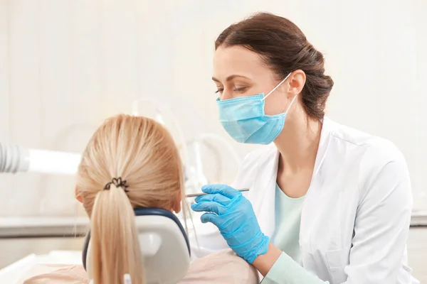 Dentysta badający zęby pacjenta w klinice — Zdjęcie stockowe
