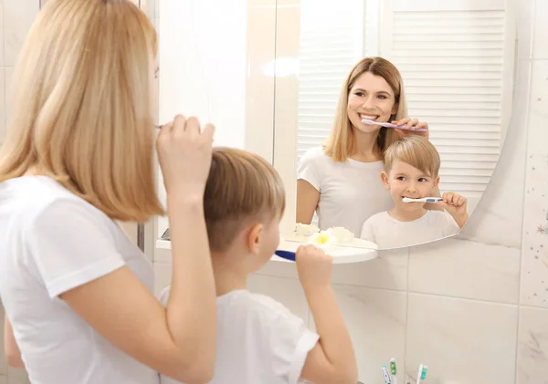 Mãe e filho feliz escovando dentes — Fotografia de Stock