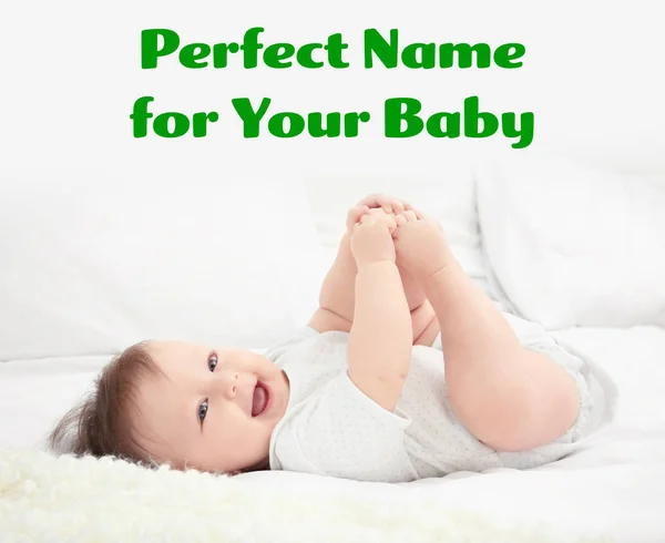 Concepto de elegir nombres de bebés. Pequeño niño acostado en la cama — Foto de Stock
