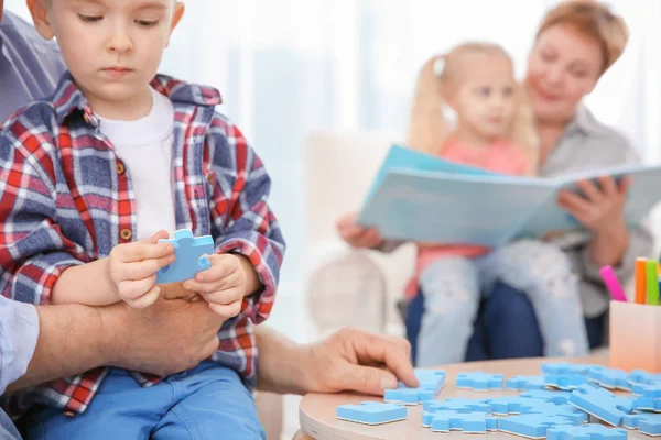 Menino e avô brincando com quebra-cabeça — Fotografia de Stock