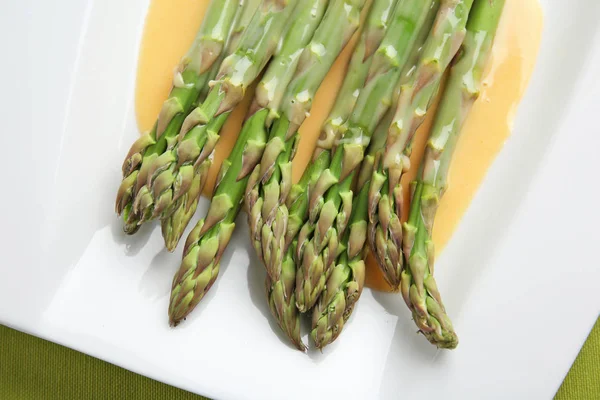 Espárragos con salsa de queso —  Fotos de Stock