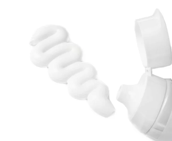 Tub cu pasta de dinti pe alb — Fotografie, imagine de stoc