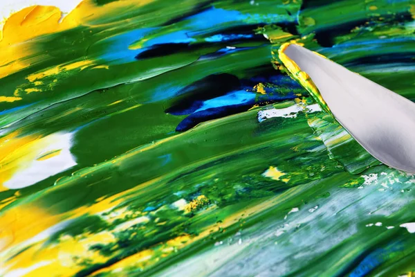 パレット ナイフ、クローズ アップでカラフルな油絵の具 — ストック写真