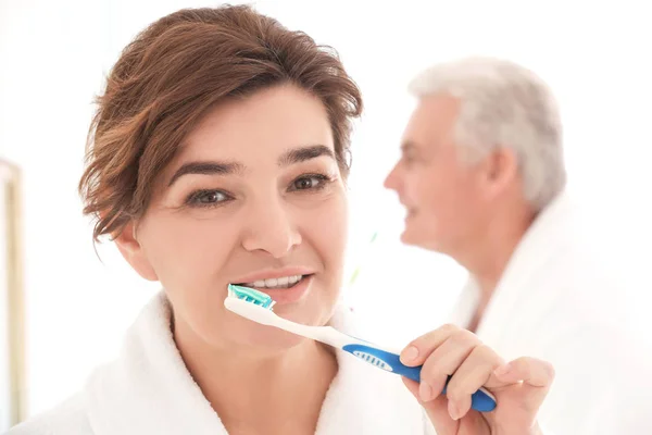 Vezető nő fogkefe — Stock Fotó