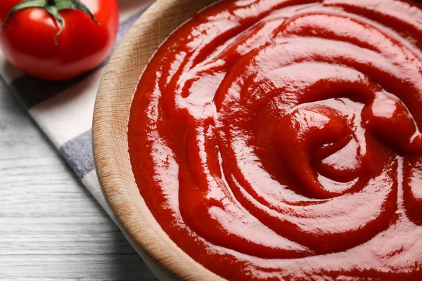 Pyszny ketchup w misce — Zdjęcie stockowe