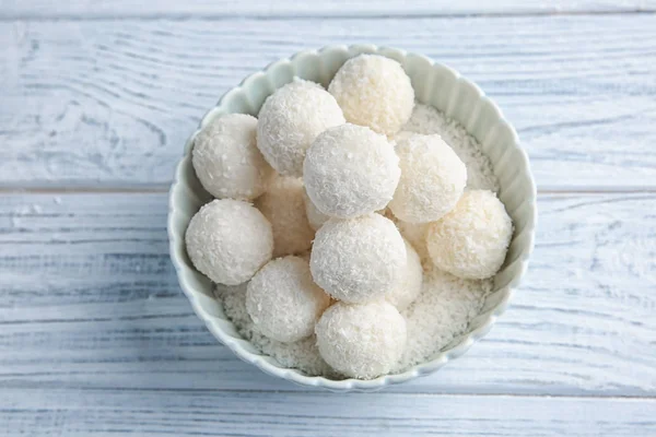 코코넛 부스러기에 맛 있는 사탕 — 스톡 사진