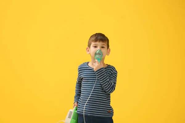 Liten pojke använda nebulisatorn — Stockfoto