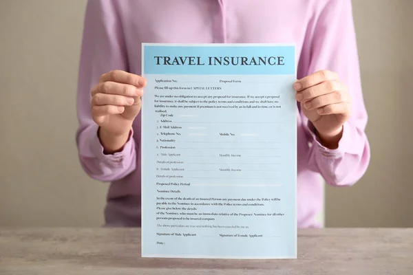 Donna con modulo di assicurazione di viaggio in bianco — Foto Stock